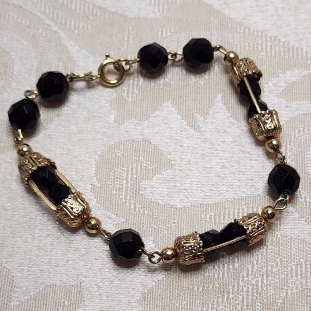 VINTAGE ART DECO BRACELET BLACK FACETED GLASS BEADS, GOLD FILIGREE CAGE LINKS - Picture 6 of 8